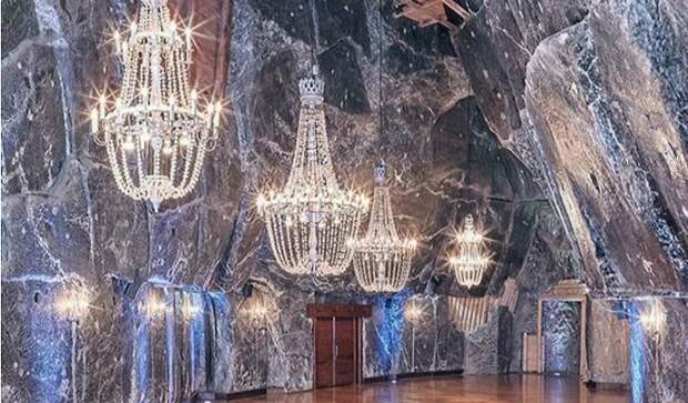 Огромные соляные люстры украшают галереи и гроты всего подземного города.