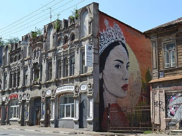 Странный портрет на здании крестьянина. /Фото:nn.mk.ru
