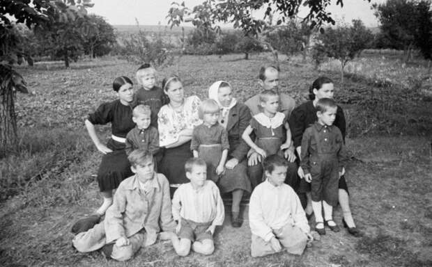 Группа подростков в одном из украинских сел. УССР, 1950-е годы.
