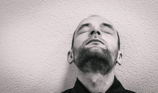 Опасный морской обитатель приплыл к берегу в Приморье — кадры