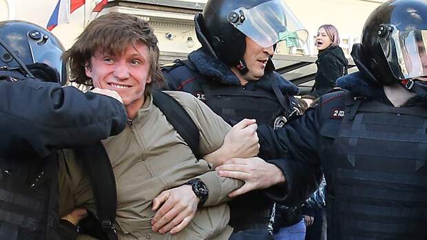 В ходе несанкционированной акции против коррупции в центре Москвы задержаны более 600 человек