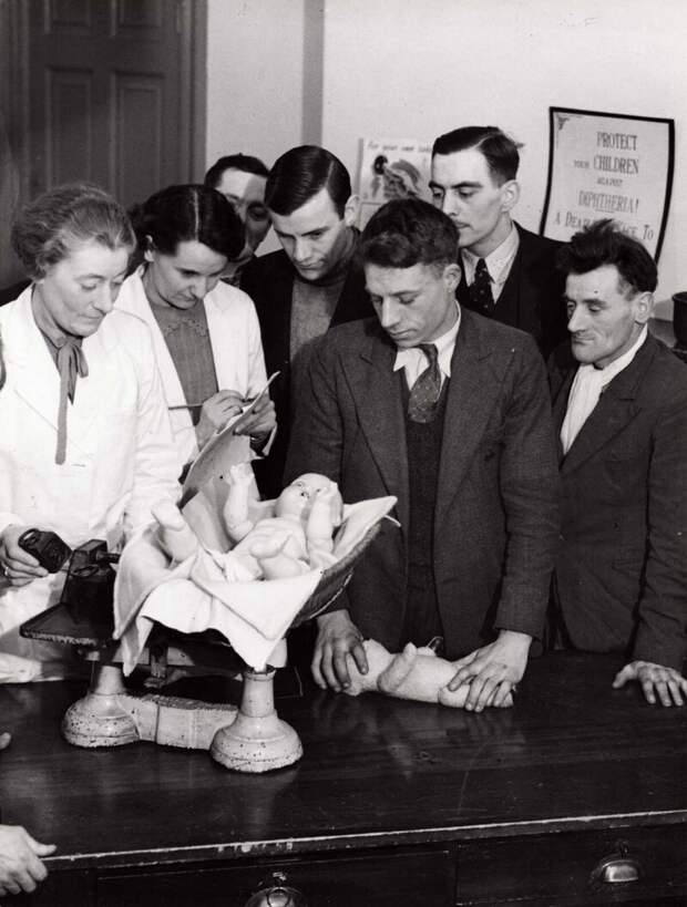 10. Курсы для мужчин по уходу за детьми. Голландия, 1938 г