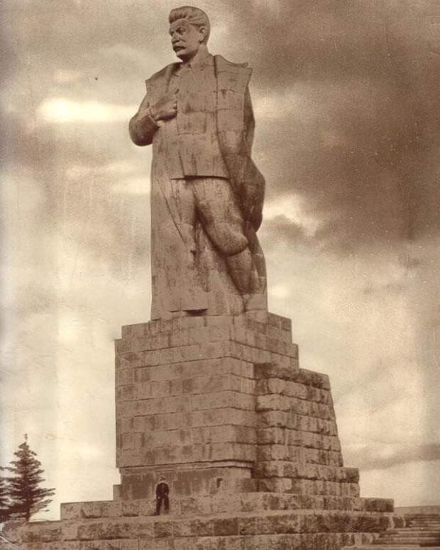 Все памятники Сталину были уничтожены по программе борьбы с культом личности Все памятники Сталину были уничтожены по программе борьбы с культом личности