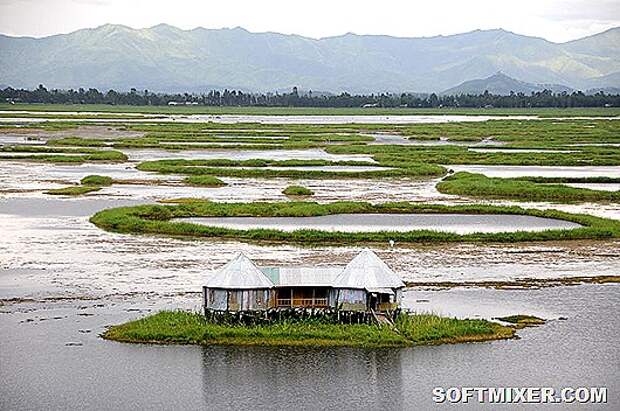 800px-A_home_on_Loktak_Lake_Moirang_Manipur_India