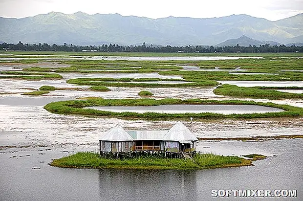 800px-A_home_on_Loktak_Lake_Moirang_Manipur_India