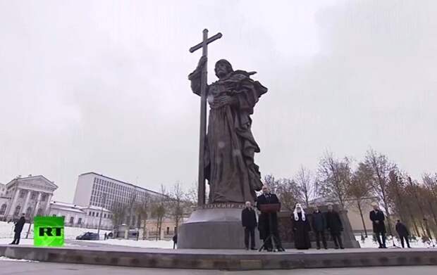 Владимир Путин у памятника Владимиру