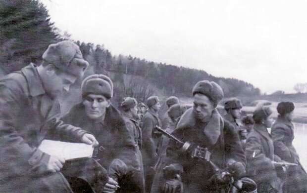 Группа Старчака под Юхновом, октябрь 1941 года. На переднем плане капитан И. Г. Старчак, старший политрук Н. Х. Щербина и лейтенант Н. Н. Сулимов
