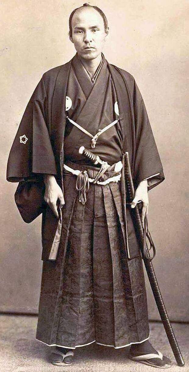 Самурай в хакама и традиционном кимоно. 