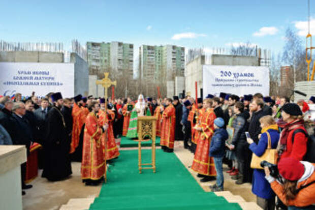 Освящение закладного камня  в основание храма в честь иконы Божией Матери «Неопалимая Купина» в Отрадном, 2015