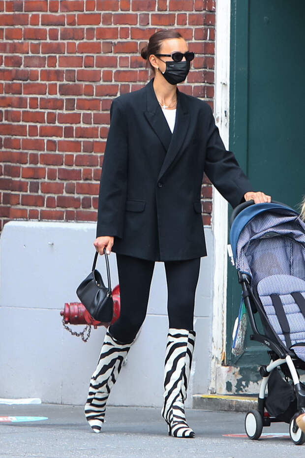 Ирина Шейк с сумкой Elleme Dimple на прогулке с дочкой Леей в Нью-Йорке Фото: Getty Images