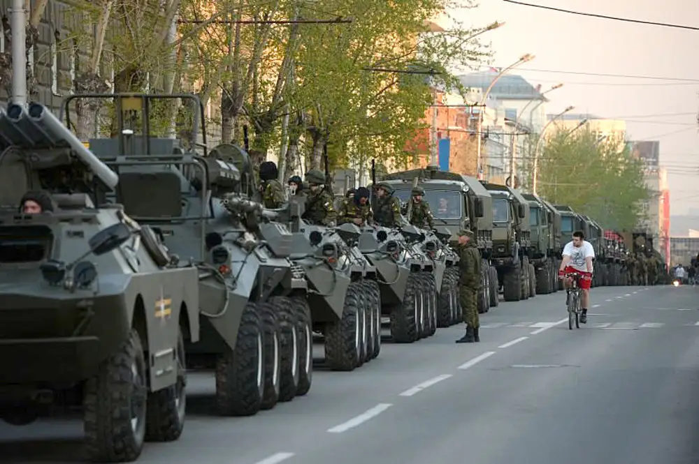 Марш колонны. Военная колонна. Колонна БТР. Военная колонна на марше. Колонна бронетехники на марше.