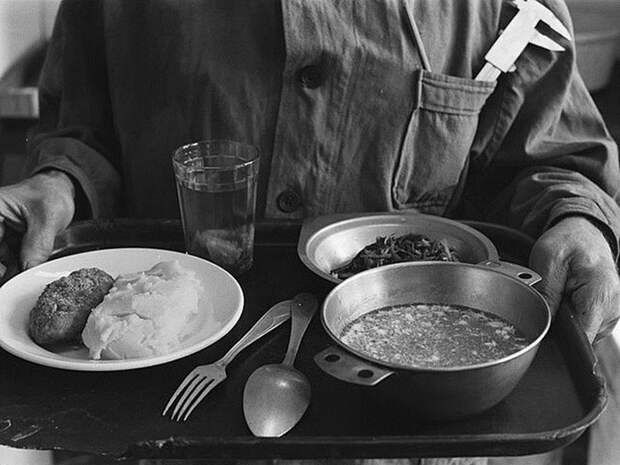 Комплексный обед в советской столовой. Сейчас это принято называть бизнес-ланч. 