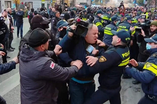 Спецназ в Тбилиси применил водомет для разгона протестующих у парламента