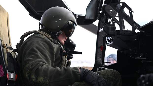 Военкор RT показал, как вертолёты обеспечивают безопасность передвижения войск