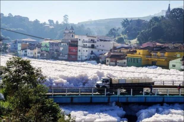 Река Тиете выбрасывает густую пену на улицы Сан-Паулу (5 фото)