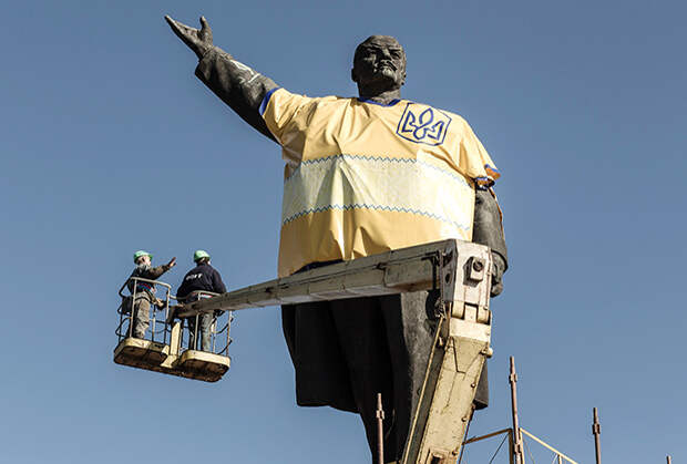Сотрудники комунальных служб Запорожья демонтируют самый большой на Украине памятник Ленину