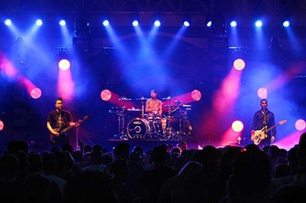 https://upload.wikimedia.org/wikipedia/commons/thumb/8/8b/Blink-182%2C_June_2016.jpg/401px-Blink-182%2C_June_2016.jpg