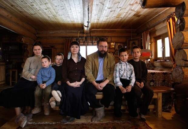 Алёна и Герман Стерлиговы с детьми. / Фото: www.newrezume.org