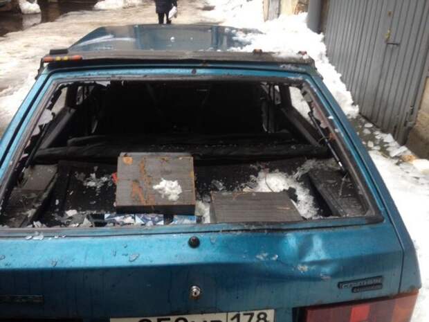 В Санкт-Петербурге сосульки пробивают крыши и падают на автомобили (4 фото)