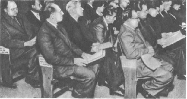 Депутаты от КПГ в федеральном собрании (17 июля 1954 г.), слева направо: в первом ряду - Фиш, Ледвон, во втором ряду - Пауль, Рейман, Реннер, Кюн, в третьем ряду - Рише, Руйес. Депутаты от КПГ проголосовали против избрания Хейса президентом ФРГ, поскольку он подписал боннский и парижский договоры