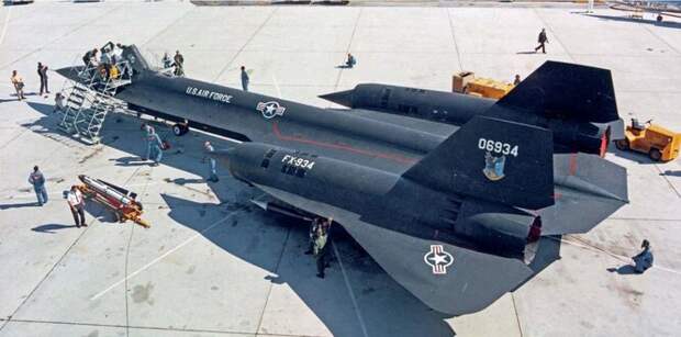 YF-12 готовится к испытательному полёту. 