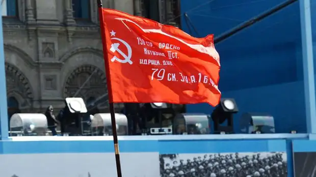 Знамя Победы впервые с 2014 года подняли в Новой Каховке Херсонской области