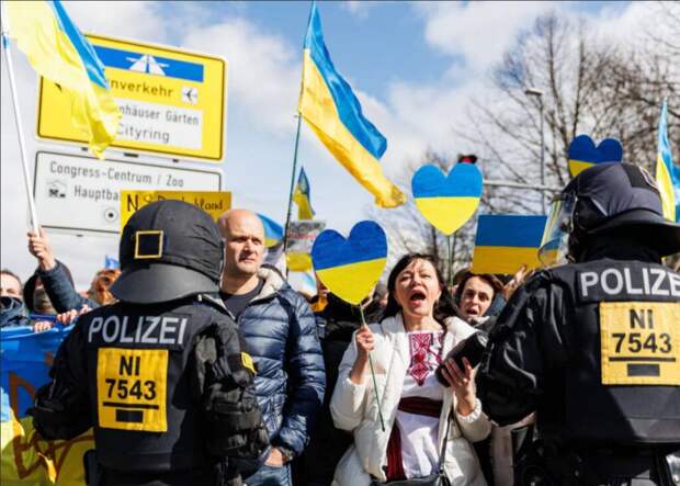 Украинских беженцев в Германии заставляют выходить на митинги под угрозой расправы с оставшимися на...