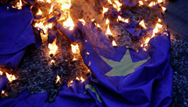 Демонстранцы жгут флаг ЕС