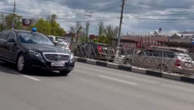 На дорогах Тулы заметили черные лимузины с  мигалками и московскими номерами