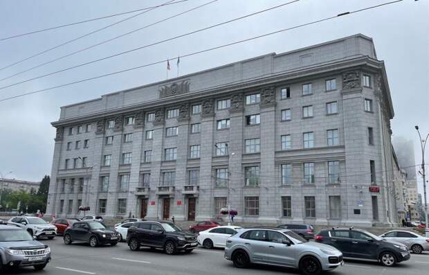 Мэрия и администрации районов Новосибирска недосчитались почти 100 специалистов