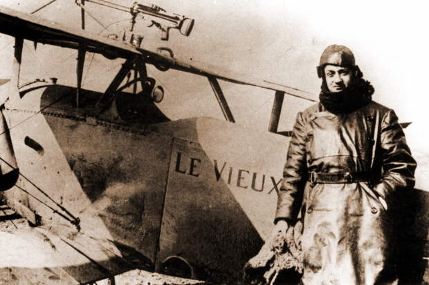 Гинемер и «Бебе» N836, март 1916 года. К тому времени фирма «Ньюпор» уже перешла на зелёно-коричневый камуфляж, но данный аппарат был полностью выкрашен в бледно-голубой цвет. Также его отличали нестандартная пулемётная установка (возможно, авторства самого лётчика) и надпись «Le Vieux Charles» на обоих бортах и спереди на капоте - Самый известный «Аист» | Военно-исторический портал Warspot.ru