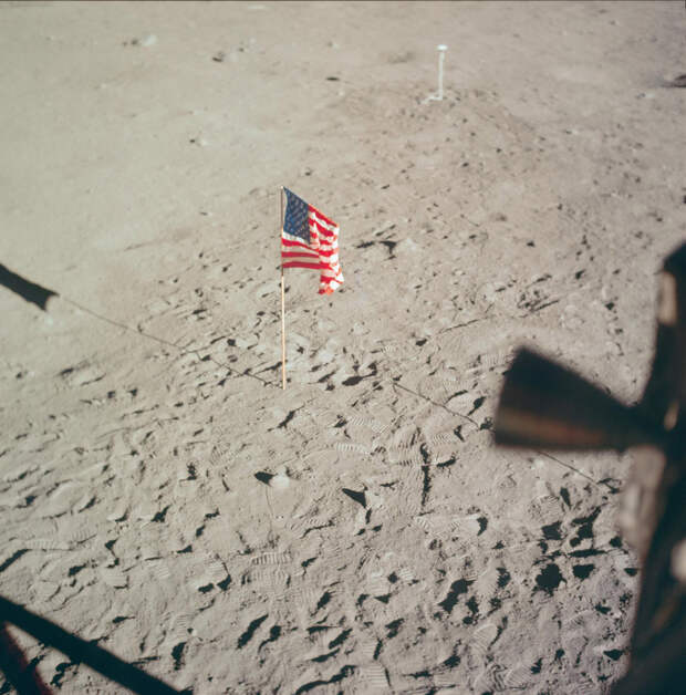 Флаг США, оставленный на Луне