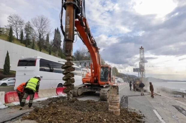 На сочинской трассе введен режим ЧС из-за схода оползня