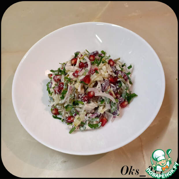 Мясной салат с гранатом, фасолью, огурцами