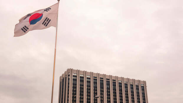 МИД Южной Кореи потребовал от посольства РФ убрать баннер "Победа будет за нами"