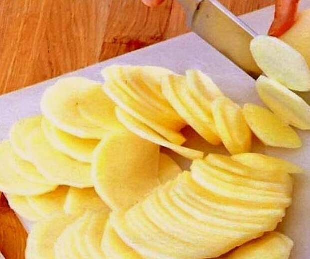 Картофель не будет приставать к сковороде, если его залить водой перед варкой. Картофель не будет приставать к сковороде, если его залить водой перед варкой.