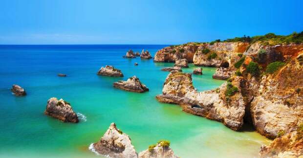 Фото достопримечательностей Португалии: Живописные камни на побережье Алгарве