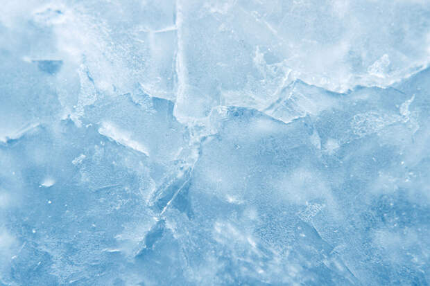 На Красноярском водохранилище машина провалилась под лед