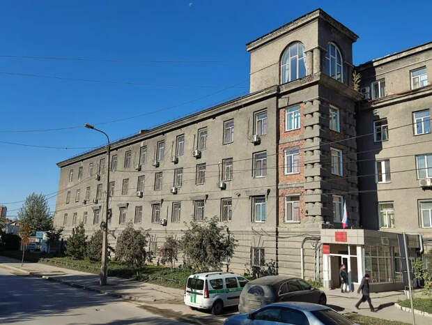 Суд взыскал компенсацию за травму на обледенелой парковке