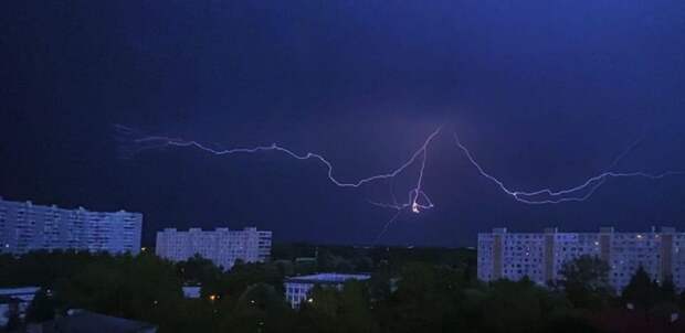 Фото дня: нападение грозы на Лианозово