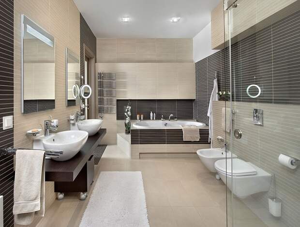 Удачное решение сочетать бежевый и шоколадный цвет при оформлении ванной комнаты, что точно понравится.