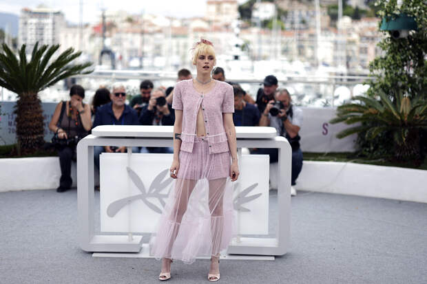 Актриса Кристен Стюарт вышла в свет в прозрачной юбке и топе