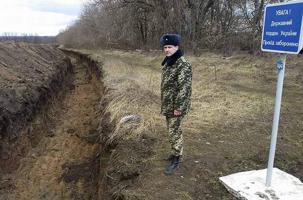 Подобие противотанкового рва, вырытого вдоль российской границы в восточных областях Украины