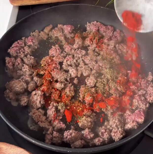 Макароны по-флотски я прост обожаю. Вообще, люблю макароны в любом виде и могу есть их часто. Но даже любимое блюдо приедается— хочется разнообразия. Предлагаю «улучшенный» рецепт макарошек по-флотски.-2