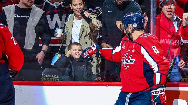 7-летний сын Овечкина сыграл в хоккей на глазах у отца в перерыве игры НХЛ