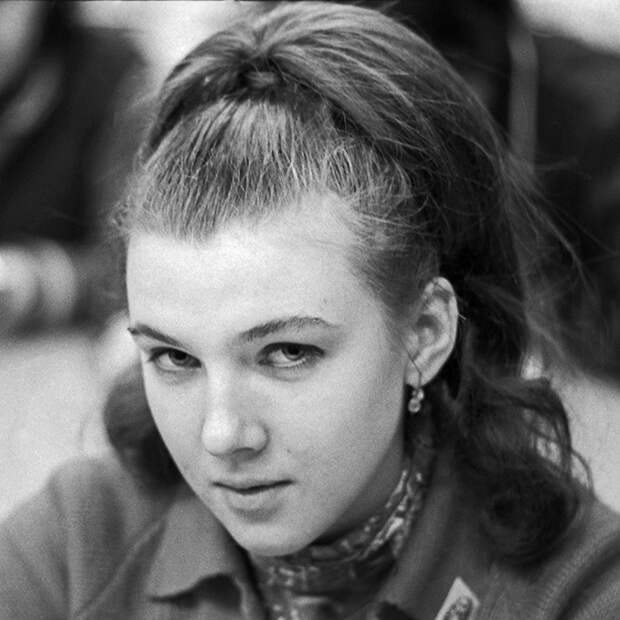 Химическая красота Чулки в волосах и вшивый домик: как выглядели женщины в СССР и почему их прически вернулись в моду