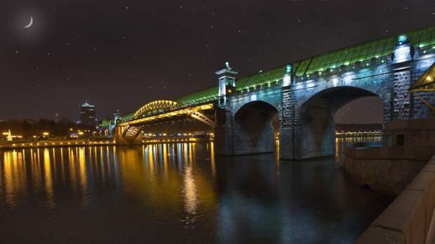 Ночная Москва: пешеходный мост к парку им. Горького. Фотограф: Юрий Макаров