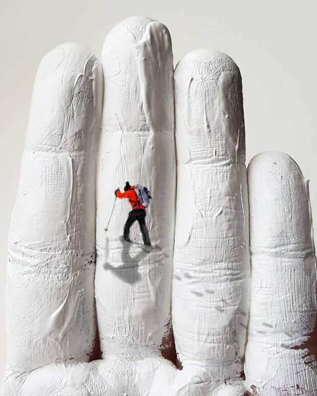 Художница использует свои руки в качестве холста