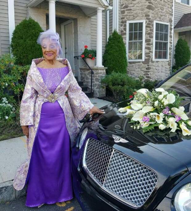 86-летняя невеста вышла замуж в потрясающем платье собственного дизайна (5 фото) 86-летняя невеста вышла замуж в потрясающем платье собственного дизайна (5 фото)