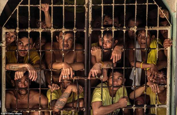 36B8041700000578-3715617-Inmates_peek_from_their_cell_inside_the_Quezon_City_Jail_in_Mani-a-118_1469859324317